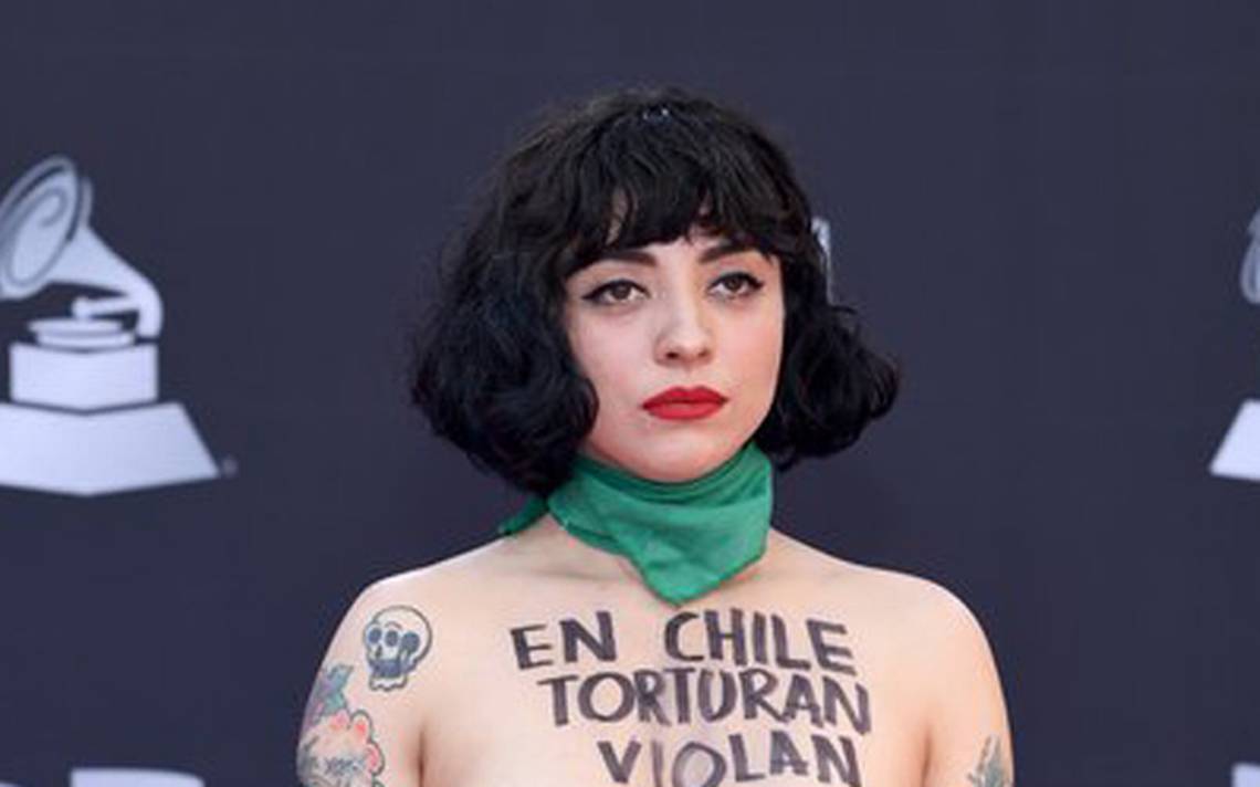 Mon Laferte Protesta En Topless Alfombra Roja Latin Grammy Contra Violencia En Chile El Sol